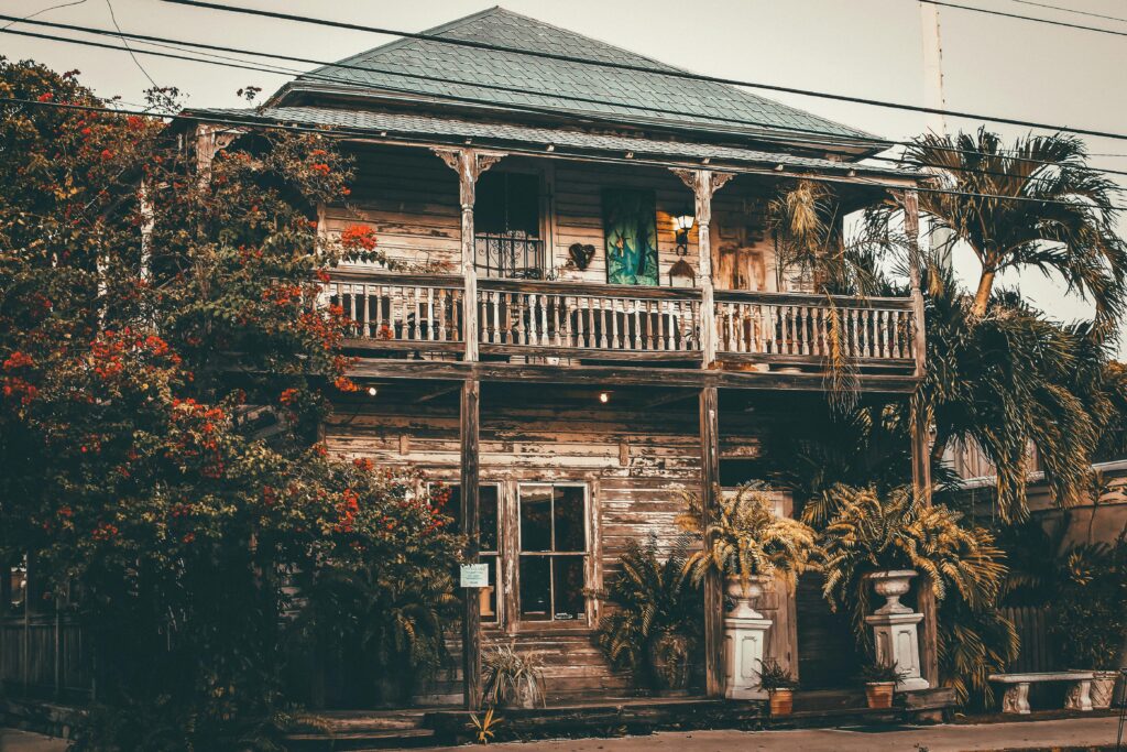 pexels-photo-2675891-2675891 Explore a rustic vintage wooden house surrounded by tropical foliage in Key West, FL.